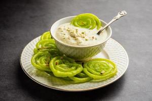 rabdi jalebi - jilebi verde ou imarati com rabri feito de leite condensado, sobremesa indiana foto