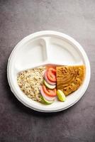 prato de pacote de conceito de mini refeição indiana, combo thali com roti, arroz, salada com compartimentos vazios foto