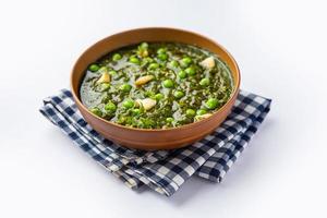 curry palak matar também conhecido como espinafre geen ervilhas masala sabzi ou sabji, comida indiana foto