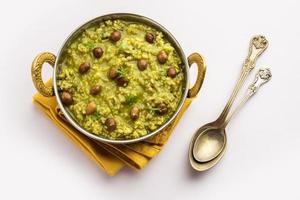 palak khichdi é uma refeição nutritiva de uma panela de lentilhas mung e arroz com espinafre, comida indiana foto