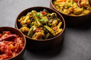 comida bhog bengali para durga puja hindu hindu ou festival pooja. khichadi, labra, chutney de tomate foto