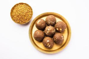 bolas de feno-grego ou methi ke laddu, laddo ou laddoo ou mithai doce para aumentar a imunidade no inverno foto