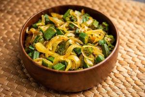 bhindi do pyaza é um prato do norte da Índia estilo restaurante feito com quiabo ou dedo feminino com especiarias, ervas e muitas cebolas foto