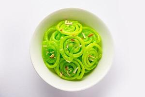 jalebi verde mithai ou doce da índia, uma variação do tradicional imarti ou jilbi foto