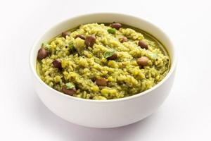 palak khichdi é uma refeição nutritiva de uma panela de lentilhas mung e arroz com espinafre, comida indiana foto