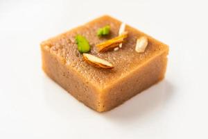 singhara barfi ou singhada barfi ou halwa jejum ou comida up-was foto