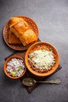 receita de cheese pav bhaji é uma receita de bhaji-pav de comida de rua com adição de queijo foto