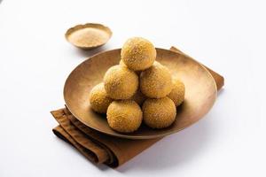 khas khas besan laddu ou laddoo foto