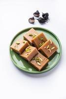 singhara barfi ou singhada barfi ou halwa jejum ou comida up-was foto