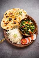 curry palak matar também conhecido como espinafre geen ervilhas masala sabzi ou sabji, comida indiana foto