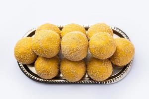 khas khas besan laddu ou laddoo foto