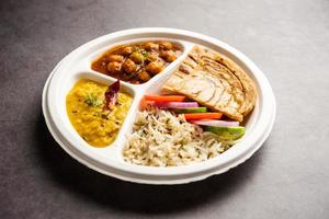 prato de mini refeição indiana, combo thali com chole masala, roti, dal tarka, arroz jeera, salada foto