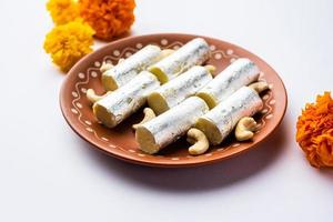 kaju roll mithai - um doce real tradicional feito de pó de caju e mawa com açúcar foto