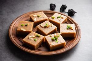 singhara barfi ou singhada barfi ou halwa jejum ou comida up-was foto