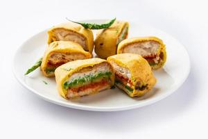 ulta vada pav é feito com pão recheado com batata picante foto