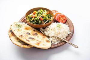 curry palak matar também conhecido como espinafre geen ervilhas masala sabzi ou sabji, comida indiana foto