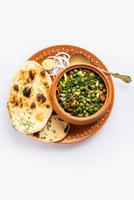 curry palak matar também conhecido como espinafre geen ervilhas masala sabzi ou sabji, comida indiana foto