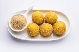 khas khas besan laddu ou laddoo foto