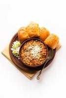 receita de cheese pav bhaji é uma receita de bhaji-pav de comida de rua com adição de queijo foto