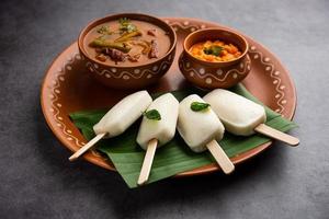 pirulito à toa ou doce idli com palito servido com sambar e chutney, café da manhã do sul da Índia foto