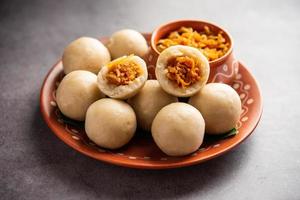 kozhukatta ou kolukattai pidi são bolinhos cozidos no vapor feitos com farinha de arroz, recheio de coco, açúcar mascavo foto