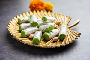 rolo de pista ou rolos de pistache mithai ou sigar, doce indiano ou sobremesa para festivais foto