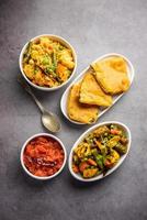 comida bhog bengali para durga puja hindu hindu ou festival pooja. khichadi, labra, chutney de tomate foto