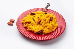 badam halwa ou sheera também conhecido como amêndoa halwa é um prato doce tradicional indiano preparado misturando leite e amêndoas foto