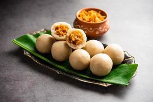 kozhukatta ou kolukattai pidi são bolinhos cozidos no vapor feitos com farinha de arroz, recheio de coco, açúcar mascavo foto