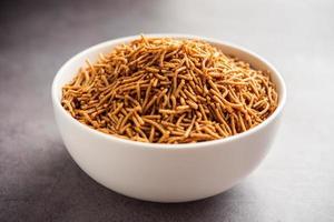 nachni ou ragi sev é um delicioso macarrão crocante feito de painço, comida indiana saudável foto