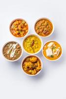 grupo de pratos vegetarianos indianos, variedade de refeição de cozinha punjabi quente e picante em tigelas foto