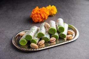 rolo de pista ou rolos de pistache mithai ou sigar, doce indiano ou sobremesa para festivais foto