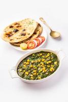 palak milho doce sabzi também conhecido como espinafre makai curry sabji, menu do prato principal do norte da índia foto