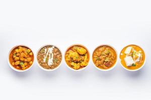 grupo de pratos vegetarianos indianos, variedade de refeição de cozinha punjabi quente e picante em tigelas foto