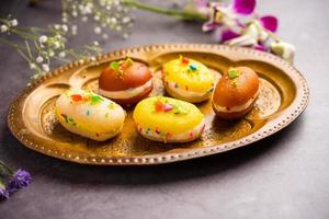 malai chop ou sanduíche de creme feito com recheio rasgulla ou doce gulab jamun é um doce bengali foto