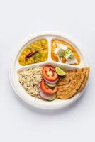 mini-refeição do norte da Índia, prato de pacote ou combo thali com manteiga de paneer masala, roti, dal e arroz foto