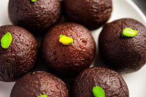 comida doce indiana gulab jamun preto doce também conhecido como kala jamun, jamun preto ou geleia de kala seca foto