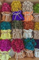 flores secas ornamentais, flores secas adornadas com uma bolsa de gravata borboleta foto