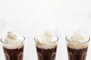 delicioso café frio com chantilly foto