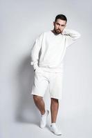 homem bonito vestindo moletom branco e shorts foto