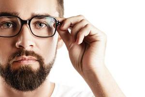 jovem e bonito homem barbudo usando óculos foto