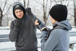 casal atlético sparring durante treino de inverno foto