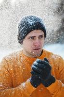 homem jovem corredor durante seu treino em winter park foto