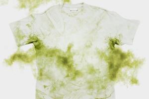 camiseta suja e fedorenta em fundo branco foto