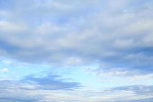 lindo céu azul tranquilo com nuvens foto