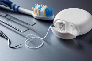 diferentes ferramentas para atendimento odontológico foto