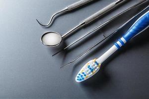 escova de dentes e equipamentos odontológicos foto