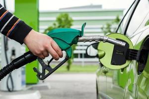 carro em posto de gasolina foto