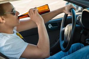 homem está bebendo cerveja em seu carro foto