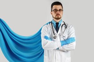 médico de super-herói homem corajoso com capa azul foto